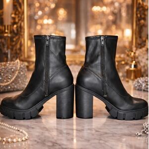 GUESS Black Chunky Lug Sole Side Zip Ankle Boots Size 9M EUC